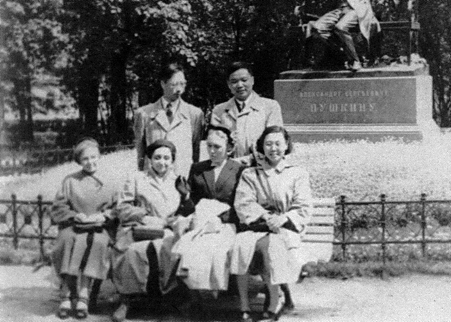 1958年在苏联莫斯科大学与老师、同学合影，于树玉(右1)、吴伟民(后右)，杨福愉(后左)