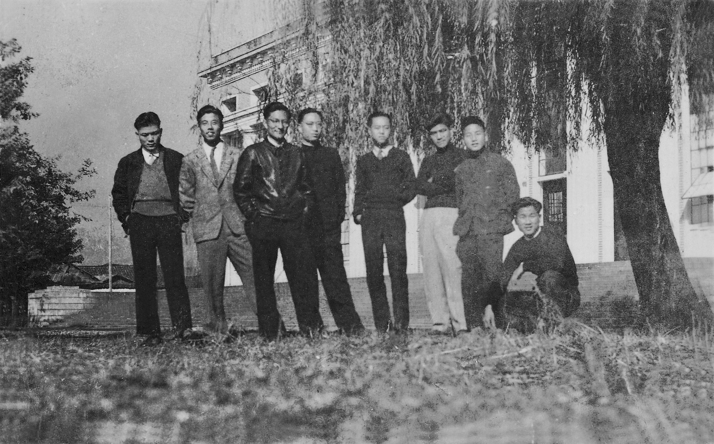 1946-1950在浙大学习期间与同寝室同学合影 左起：应圣康、朱匡宇、张衡孚、杨福愉、沈 孙、祝柏田、俞克曜